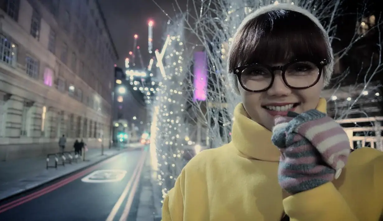 Tampilannya lebih menjadi seorang anak-anak yang lugu. Dengan poni tebal dan kacamata dengan frame tebal yang berwarna hitam. terlebih jika Rina memakai topi kupluk di kepalanya. (Instagram/rinanose16)