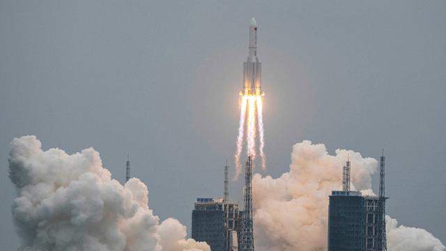 FOTO: China Luncurkan Modul Inti Stasiun Luar Angkasa Tianhe