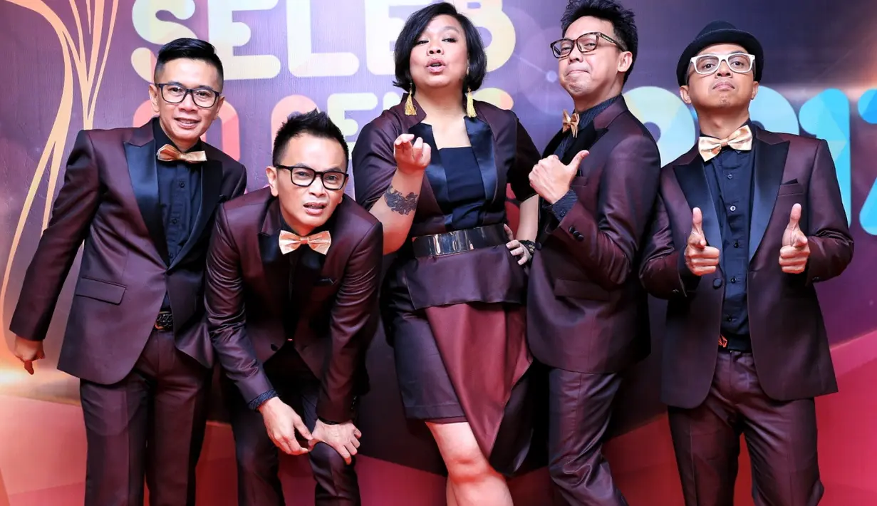 "20 tahun nyanyi berenam sekarang kita harus membiasakan diri nyanyi berlima. Biasanya si Oon nyanyi disebelah saya tapi sekarang nggak ada," ucap Udjo Project Pop di kawasan Kebon Jeruk, Jakarta Barat, Kamis (9/2). (Adrian Putra/Bintang.com)