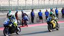Sejumlah pembalap memacu motor setelah waktu yang diberikan marshal selesai saat sesi latihan Shell bLU cRU Yamaha Endurance Festival yang berlangsung di Mandalika International Circuit, Lombok, Nusa Tenggara Barat, Sabtu (21/10/2023). (Bola.com/Ikhwan Yanuar)