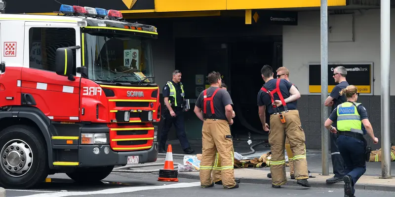 20161118-Pria Lakukan Aksi Bakar Diri di Bank Australia-Melbourne