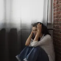 Ghosting dan soft blocking sama-sama menyakitkan hati, tapi beda cara. Keduanya bisa bikin hati patah dan mental goyah. Yuk, cari tahu bedanya dan kenapa bisa berdampak besar ke emosimu! (Foto dok: Freepik/EyeEm).