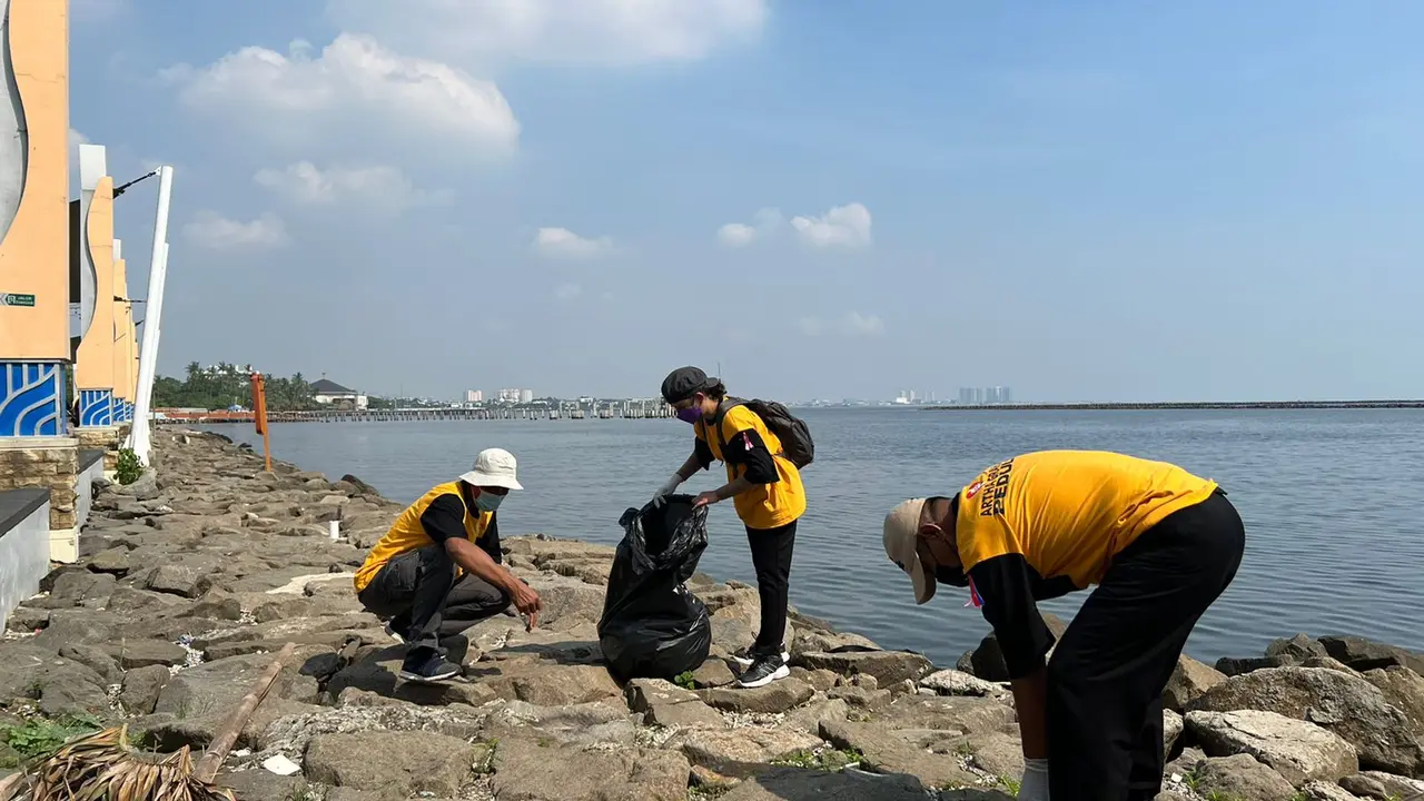 Tim Saber membersihkan sampah di arena balapan Formula E Jakarta