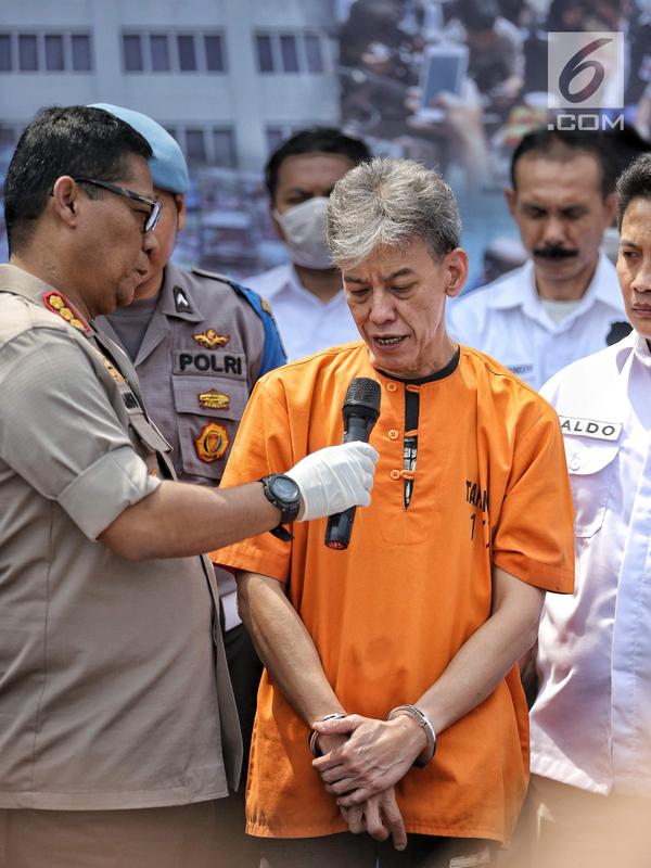 Musisi senior Fariz RM saat rilis pengungkapan kasus narkoba di Polres Jakarta Utara, Minggu (26/8). Kasus penyalahgunaan narkoba yang dilakukan Fariz RM membuatnya ditangkap untuk yang ketiga kali. (Liputan6.com/Faizal Fanani)