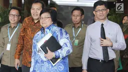 Menteri LHK, Siti Nurbaya didampingi Pimpinan KPK berjalan keluar gedung, Jakarta, Senin (19/2). Siti Nurbaya menyambangi KPK untuk berkoordinasi sejumlah hal yakni perizinan kawasan dan tata kelola kayu serta kasus di Papua. (Liputan6.com/Angga Yuniar)
