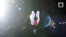 Titi DJ menyajikan penampilan spesial ketika tampil pada hari pertama The 90's Festival 2023. (Liputan6.com/Johan Tallo)