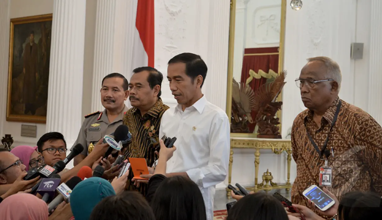 Presiden Joko Widodo menjawab pertanyaan wartawan saat konferensi pers usai menggelar pertemuan dengan pimpinan tiga lembaga hukum, Istana Merdeka, Jakarta, Rabu (25/2/2015). (Liputan6.com/Faizal Fanani)