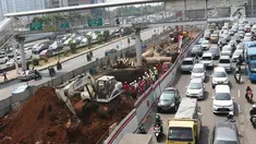 Kendaraan melintas di samping proyek kereta api ringan atau Light Rapid Transit (LRT) Jabodetabek di kawasan Cawang, Jakarta Timur, Selasa (22/8). (Liputan6.com/Immanuel Antonius)