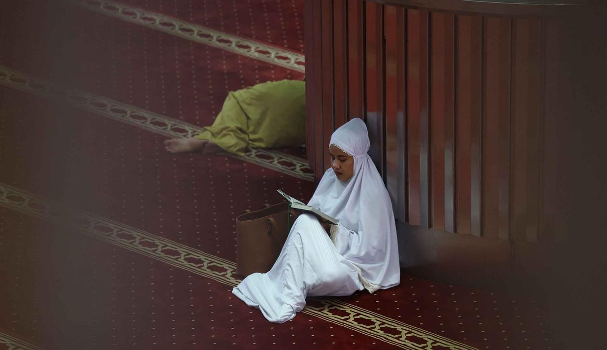 Seperti tahun-tahun lalu, Masjid Istiqlal, Jakarta, juga menyediakan ribuan paket menu berbuka puasa yang dibagikan secara gratis bagi jamaah setiap harinya. Tampak dalam foto, umat Muslim membaca Al-Quran atau tadarus saat menjalani hari pertama Ramadan 1447 Hijriah di Masjid Istiqlal, Jakarta, Kamis (19/2/2026). (Kapanlagi.com/Budy Santoso)
