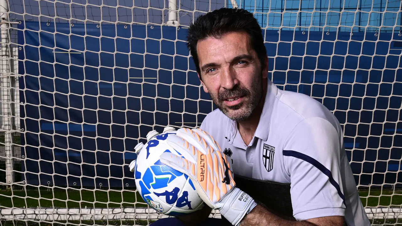 Foto: Gianluigi Buffon Putuskan Gantung Sarung Tangan pada Usia 45 Tahun, Berikut Potret Sang Kiper di Tim Terakhirnya, Parma