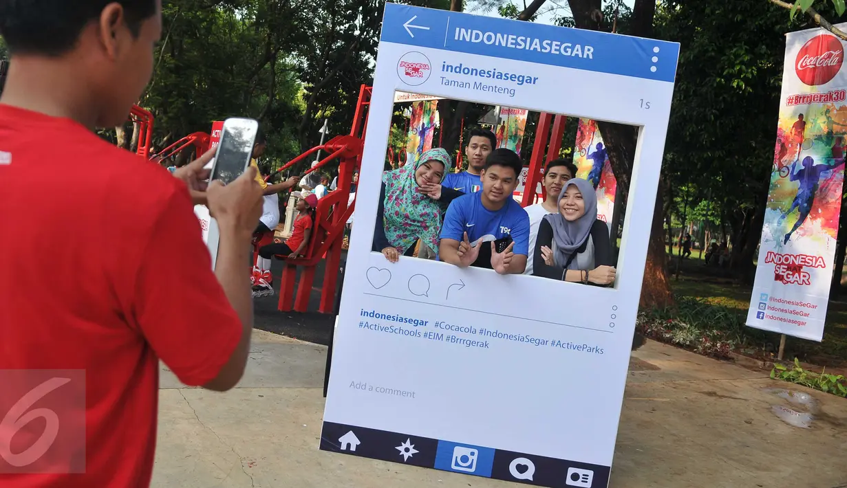 Sejumlah peserta kampanye "Brrrgerak 30" berpose pada properti yang telah disiapkan panitia, Jakarta, Minggu (8/11/2015). Coca-Cola melalui gerakan INDONESIA SeGar kembali menggulirkan sebuah kampanye "Brrrgerak 30" (Liputan6.com/Gempur M Surya).