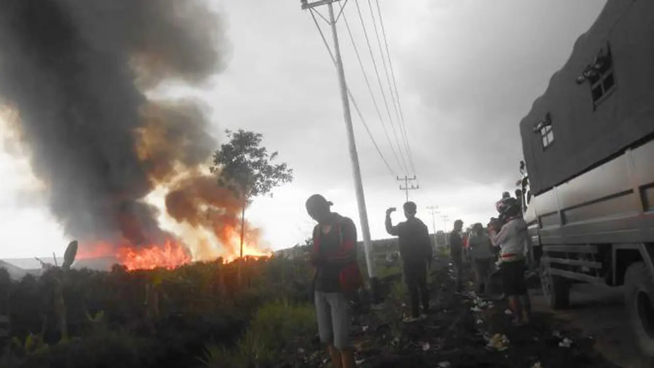 [Bintang] Kamp Eks Gafatar Dibakar, Bupati Mempawah Meneteskan Air Mata
