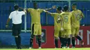 Para pemain Bhayangkara Solo FC merayakan gol yang dicetak oleh striker Ezechiel N'Douassel (kedua dari kiri) ke gawang Persija Jakarta dalam laga matchday ke-3 Grup B Piala Menpora 2021 di Stadion Kanjuruhan, Malang, Rabu (31/3/2021). (Bola.com/M Iqbal Ichsan)