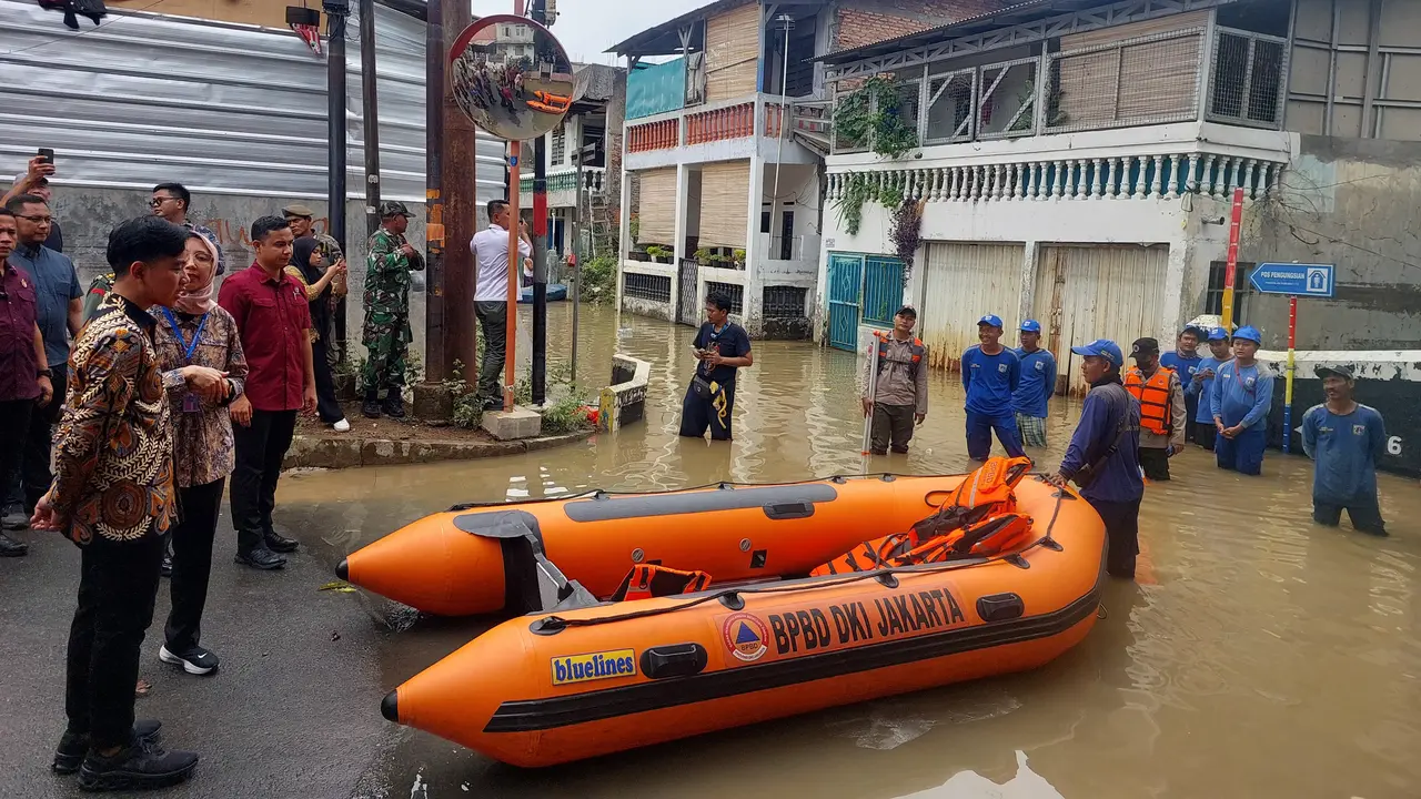 Wapres Gibran Rakabuming Raka meninjau langsung kondisi warga terdampak banjir di Kampung Melayu dan Cawang, Jakarta Timur, Kamis (28/11/2024) (Biro Pers, Media, dan Informasi Sekretariat Wakil Presiden)
