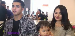 Karir Ricky Harun di dunia hiburan sedang meroket naik lewat perannya dalam beberapa sinetron. Meskipun sibuk, Ricky tetap melaksanakan tugas menjadi seorang ayah. Ia berusaha untuk mencuri waktu, untuk berlibur bersama keluarga.