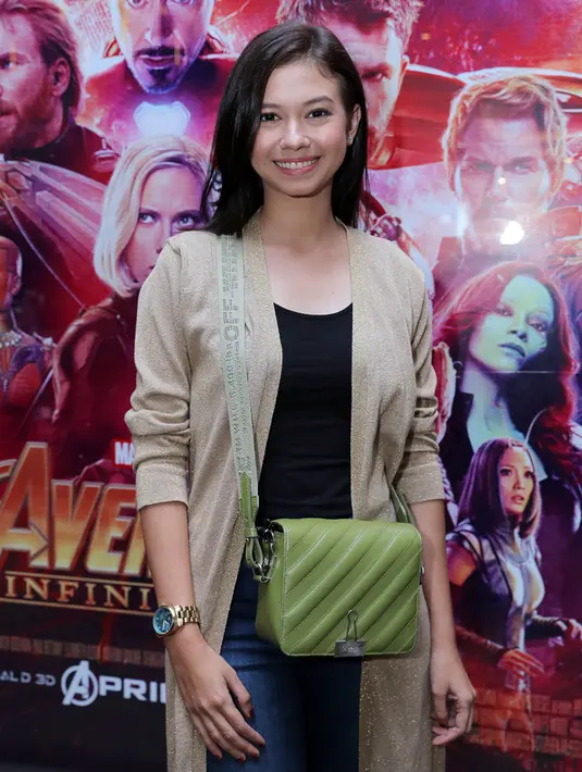 Ada juga Yuki Kato, artis cantik yang tak pernah tersiar soal kisah asmaranya ini terlihat hadir seorang diri. Yuki tampil dengan gayanya yang sederhana yakni hanya memakai celana jeans, kaus dan long outernya. (Deki Prayoga/Bintang.com)