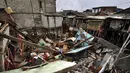 Kondisi rumah yang rubuh akibat banjir di kawasan muara baru, Jakarta, Jumat (13/2/2015). Sebanyak 33 rumah di muara baru Jakarta Utara mengalami kemiringan parah dan 2 buah rumah ambruk akibat banjir. (Liputan6.com/Faizal Fanani)