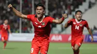 Selebrasi striker Timnas Indonesia U-22, Ramadhan Sananta setelah mencetak gol pertama ke gawang Thailand pada laga final cabor sepak bola SEA Games 2023 di National Olympic Stadium, Phnom Penh, Kamboja, Selasa (16/5/2023). (Bola.com/Abdul Aziz)