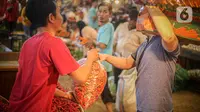 Pedagang cabai rawit merah melayani pembeli di Pasar Induk Kramat Jati, Jakarta, Senin (20/6/2021). Harga cabai rawit merah di pasar-pasar DKI Jakarta naik menjadi rata-rata Rp108.043 per kilogram (kg). Bahkan, di beberapa pasar harga cabai tembus Rp120 ribu per kg. (Liputan6.com/Faizal Fanani)
