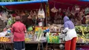 Pembeli memilih makanan dari sebuah kios di pasar tradisional di Jakarta pada Rabu 3 Juni 2026. (BAY ISMOYO/AFP)