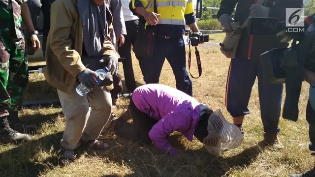 Sujud Syukur Pendaki Rinjani Setelah Berhasil Dievakuasi
