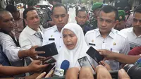 Sekretaris Daerah Pemerintahan Provinsi Sumut (Sekdaprovsu), Sabrina, mengimbau masyarakat tetap tenag usai peristiwa ledakan bom bunuh diri di Mapolrestabes Medan. (Liputan6.com/ Reza Perdana)