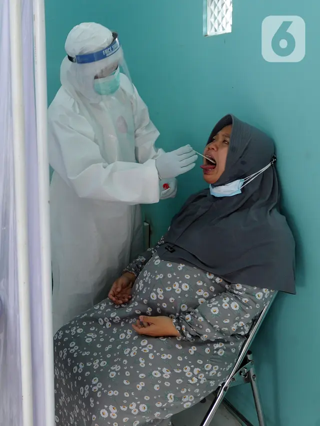 FOTO: Swab Test PCR Terus Dilakukan untuk Penelusuran Penyebaran COVID-19