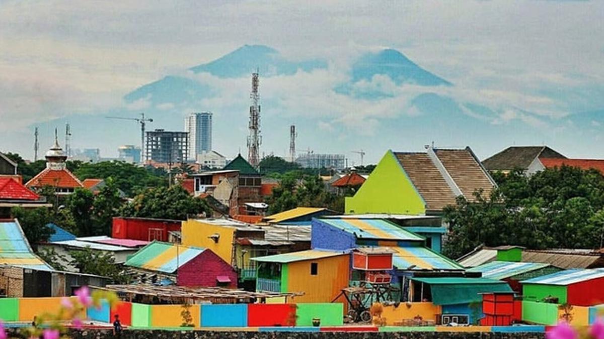 Pemandangan menyenangkan dari Kampung Warna-warni Malang, menampilkan jajaran rumah-rumah berwarna cerah dengan mural yang artistik, mencerminkan kreativitas dan keunikan komunitas setempat