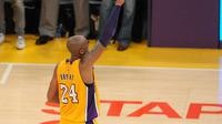 Bintang Los Angeles Lakers, Kobe Bryant, melambaikan tangan ke arah fans setelah memainkan laga terakhir di NBA melawan Utah Jazz di Staples Center, 13 April 2016. (USA TODAY Sports via REUTERS/Gary A. Vasquez)