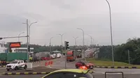 Kondisi kemacetan di gate tol Parungkuda saat terjadi hujan disertai angin kencang. (Liputan6.com/Fira Syahrin).