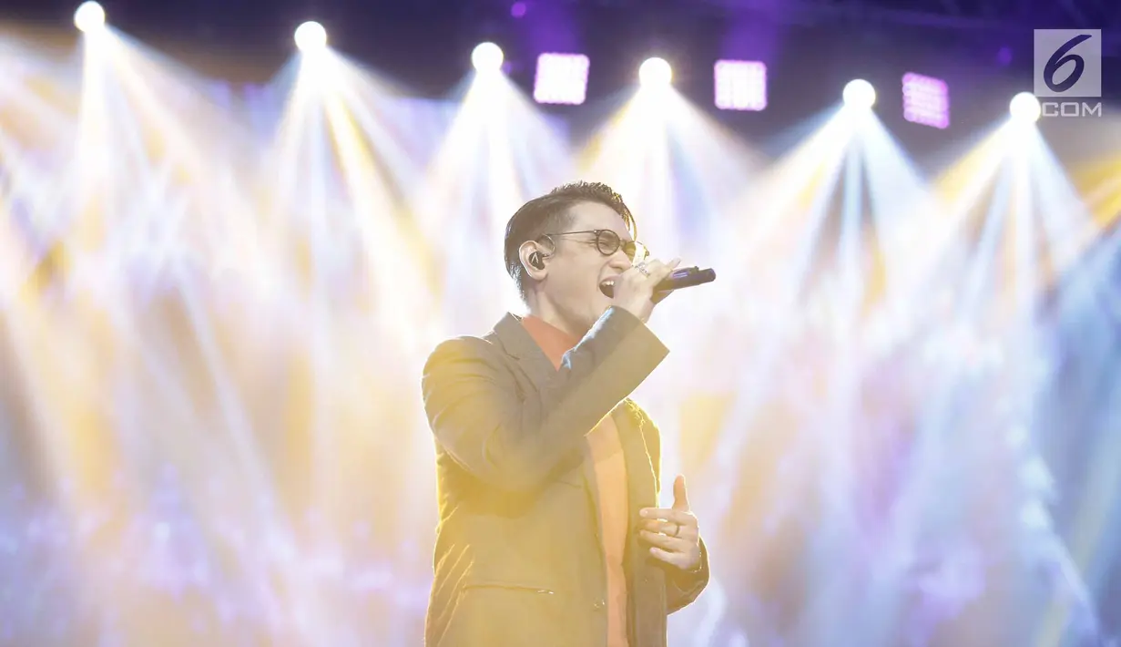 Penampilan Afgan saat meriahkan acara SCTV Music Award 2018 di Studio 6 Emtek, Jakarta,Jumat (27/4). Ajang ini bukan saja menghadirkan para nomine tapi juga artis papan atas yang menghibur di panggung. (Liputan6.com/Faizal Fanani)
