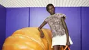 Anthea Hamilton’s Giant Pumpkins,2022 hadir dalam campaign dan telah dibuat oleh seniman bekerja sama dengan LOEWE dari material kulit. Bentuknya yang besar, lembut, dan mengundang sentuhan. Kemungkinan untuk berbaring di konturnya yang empuk, dengan potensi surealis danhumor, tetapi juga penuh dengan keindahan. Seru! /Foto dok LOEWE.