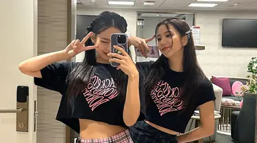 Jennie dan Jisoo Blackpink kompak melakukan mirror selfie di belakang panggung. Mereka memakai salah satu kostum dalam konser Born Pink di Macau. (Foto: Jennie/ jennierubyjane)