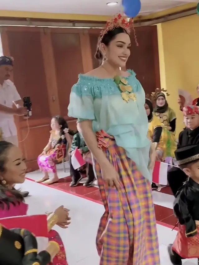 Sedangkan si kecil Razeen mengenakan baju setelan warna hitam, lengkap dengan kain songket merah keemasan yang dipakai di atas celananya serta peci hitam dan brosnya.