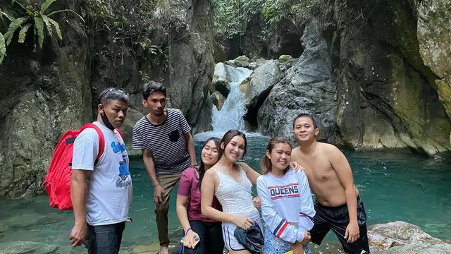 6 Momen Ayu Ting Ting Liburan di Alam, Seru Berendam di Air