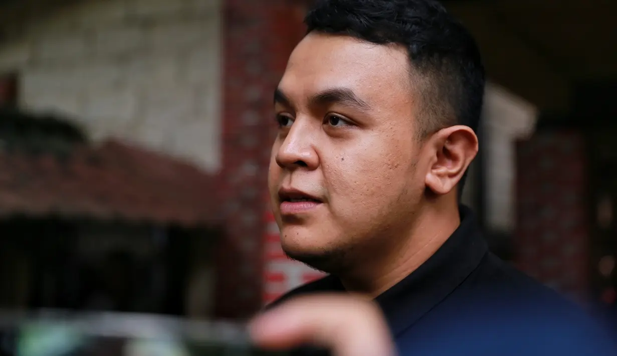 "Karena seni itu kan adalah energi yang gak akan pernah berhenti. Walaupun sekarang beliau sudah berpulang, energinya masih bisa kita olah untuk terus berkarier," tutur Tulus. (Adrian Putra/Bintang.com)