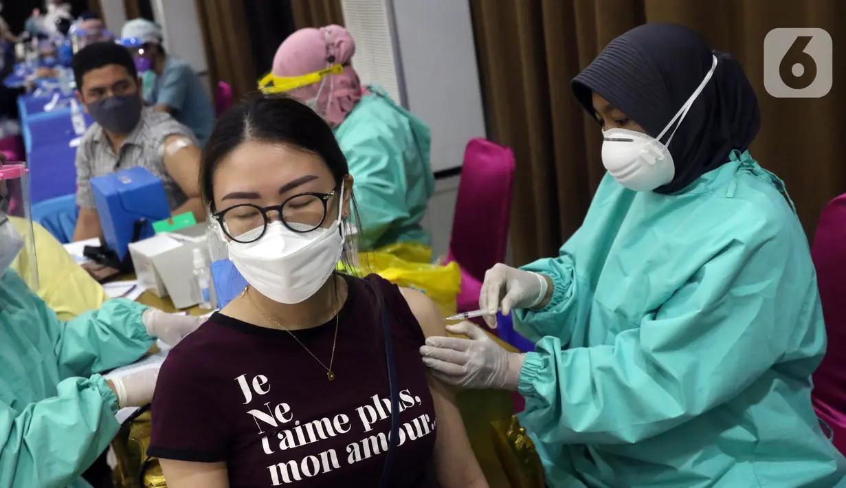 Petugas medis menyuntikkan vaksin COVID-19 kepada warga saat vaksinasi di Universitas Budi Luhur, Jakarta Selatan, Senin (21/6/2021). Vaksinasi tersebut menargetkan 1.000 masyarakat Jakarta berusia 18 tahun ke atas. (Liputan6.com/Angga Yuniar)