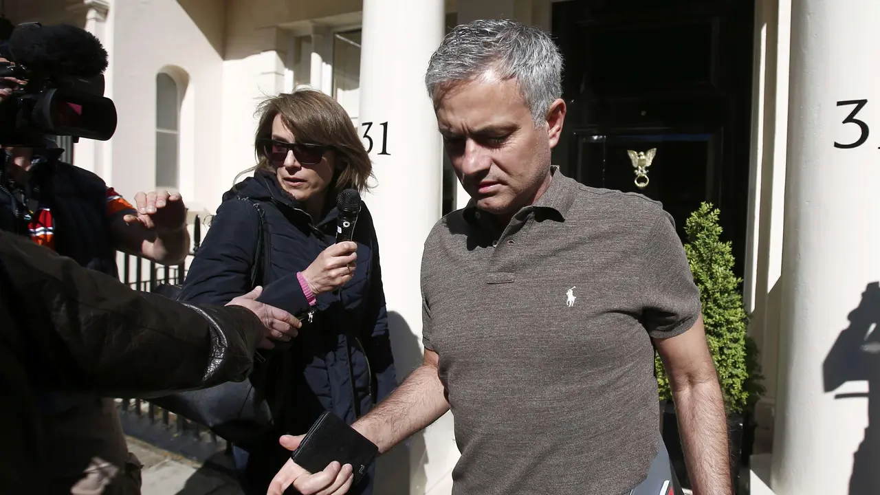 Jose Mourinho saat meninggalkan rumahnya di London 