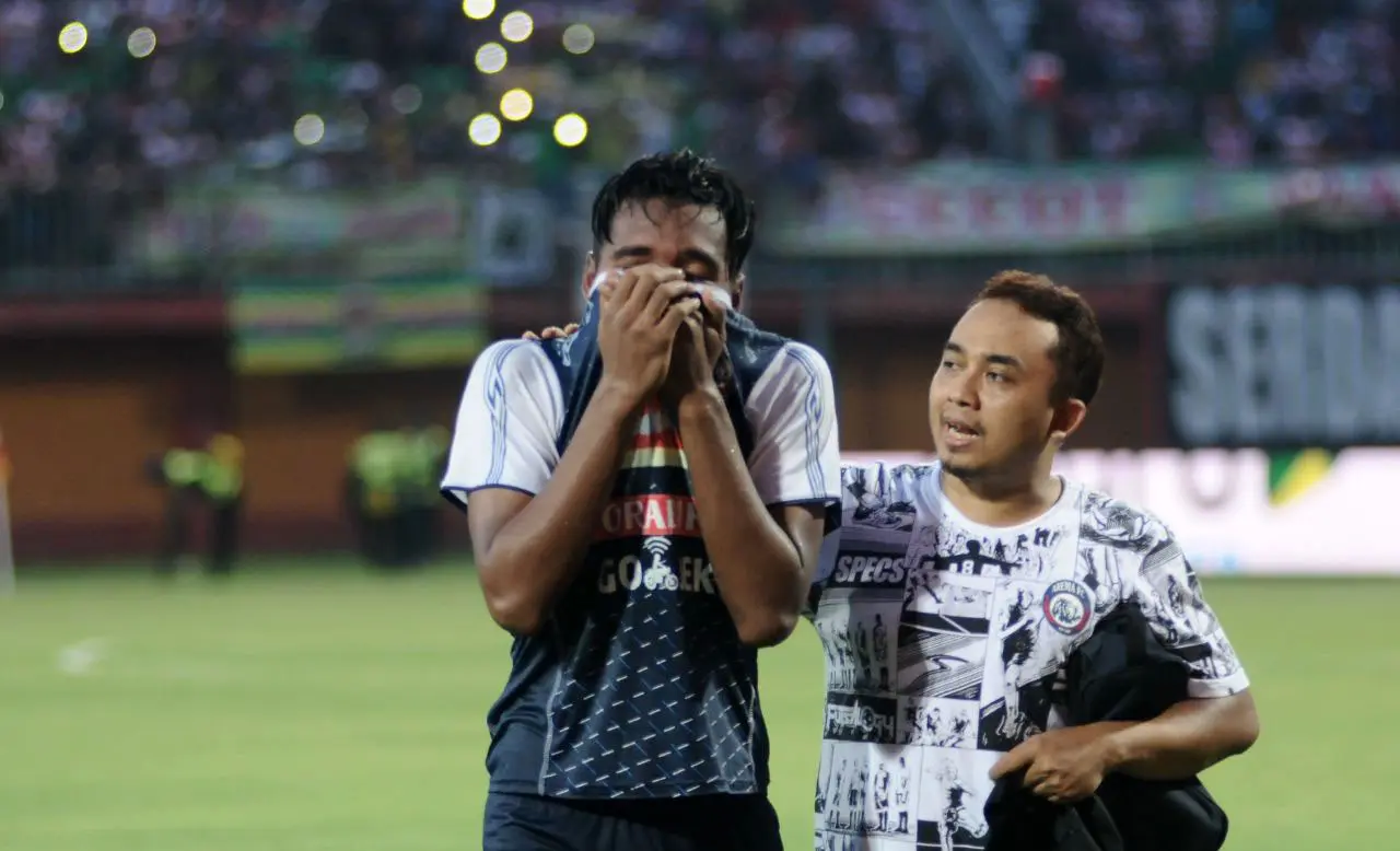 M. Zaenuri menangis seusai Arema kalah dari Madura United di Stadion Gelora Ratu Pamelingan, Pamekasan, Sabtu (21/4/2018). (Bola.com/Iwan Setiawan)
