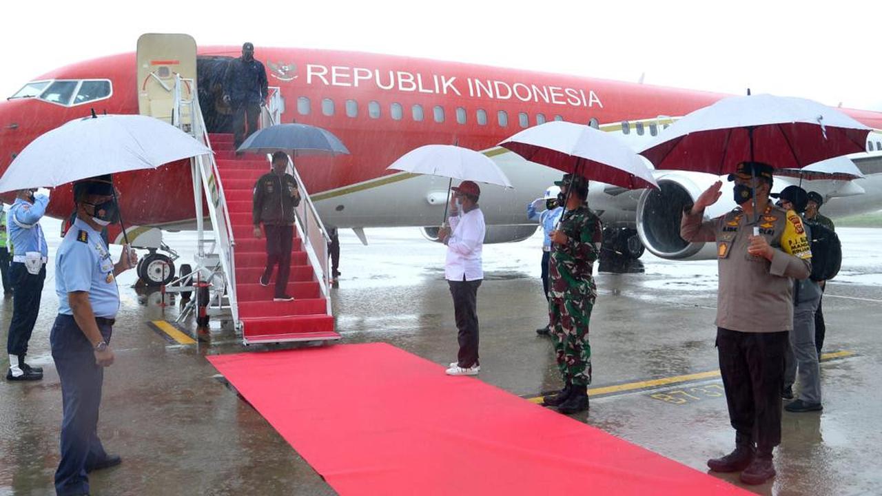 Presiden Jokowi dan rombongan tiba di Bandar Udara Internasional Lombok (BIL) Zainuddin Abdul Majid, Kabupaten Lombok Tengah, 12 November 2021.Foto: Kris - Biro Pers Sekretariat Presiden