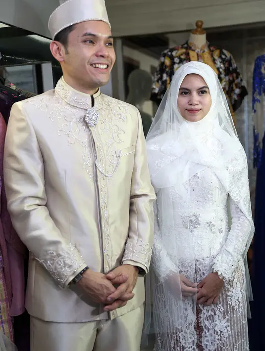 Bersama calon istrinya, Ben melakukan fitting baju untuk dikenakan pada  proses akad nikah dan resepsi. Dalam pernikahan nanti, pasangan ini mengusung nuansa busana tradisional. (Nurwahyunan/Bintang.com)