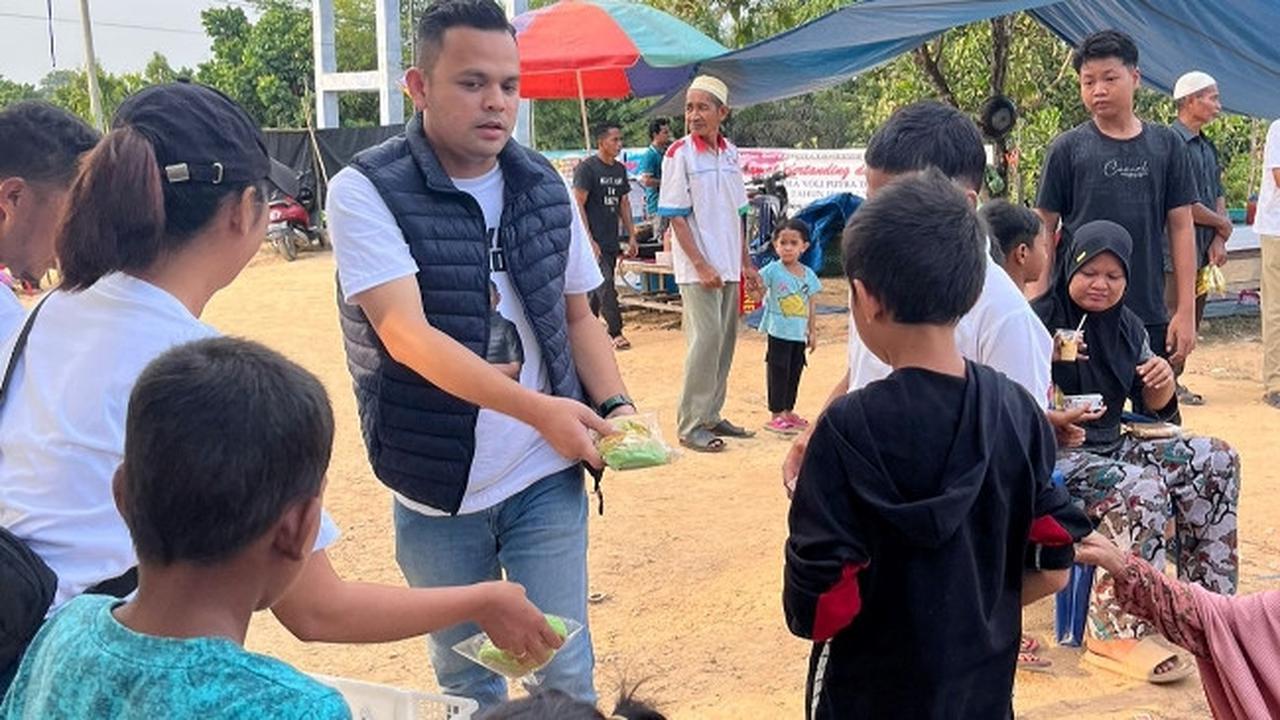 Kader Gerindra di Kabupaten Kampar membagikan susu dan roti kepada anak-anak untuk mendukung program presiden terpilih, Prabowo Subianto.