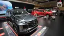 Model berdiri samping mobil Mitsubishi New Xpander pada JAW 2022 di booth Mitsubishi Motors JCC, Jakarta, Selasa (15/3/2022). MMKSI menghadirkan line-up unggulan Mitsubishi Motors terdiri dari New Xpander, New Xpander Cross, Pajero Sport, Outlander PHEV dan Triton. (Liputan6.com/Fery Pradolo)