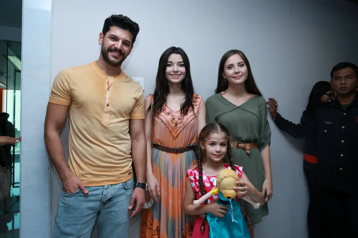 [Bintang] Para pemain serial televisi Elif