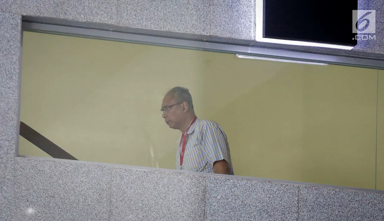 Dokter Rumah Sakit (RS) Medika Permata Hijau, Bimanesh Sutarjo, memenuhi panggilan di Gedung KPK, Jumat (12/1). Selain Bimanesh, mantan pengacara Setya Novanto, Fredrich Yunadi juga ditetapkan sebagai tersangka. (Liputan6.com/Faizal Fanani)
