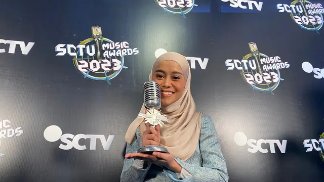 Lesti Kejora saat menerima piala di SCTV Music Awards 2023