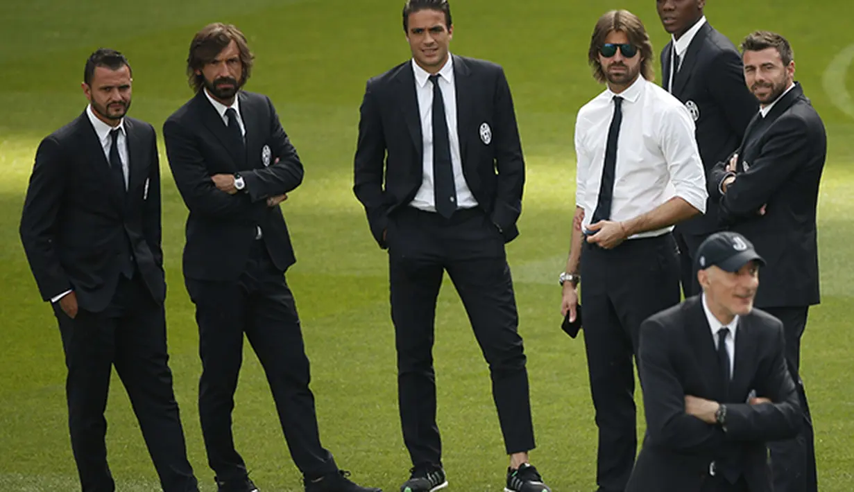 Para pemain Juventus dengan busana formal melakukan inspeksi lapangan Estadio Santiago Bernabeu, Madrid. (EPA/J.J Guillen)