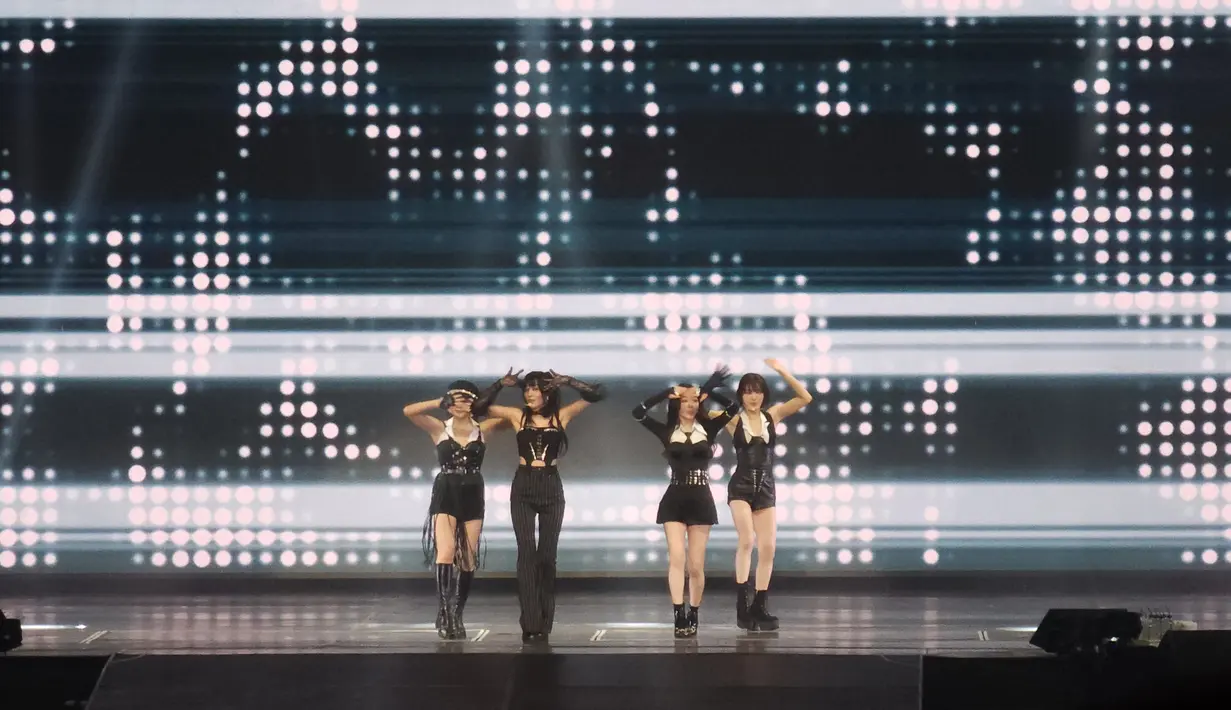 Tak hanya menunjukkan sisi yang lembut, Red Velvet juga tampil memukau dengan gayanya yang edgy. [Foto: Lanny Kusuma/Fimela]