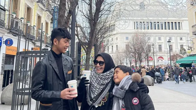 Tampil Stylish, Ini Gaya Dine Mutiara saat Liburan ke Luar Negeri