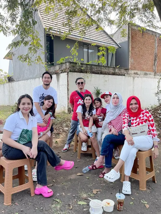 Kali ini ada keluarga besar Nagita Slavina yang kompak mengenakan dresscode nuansa merah dan putih. [Instagram/rieta_amilia]